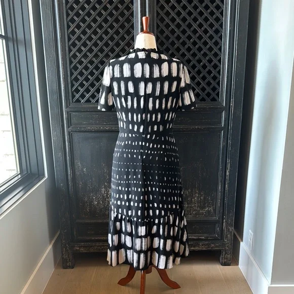 Elegant Black and White Patterned Dress - Picture 3 of 6